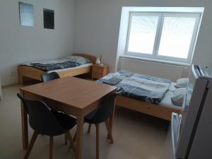 Rúm í herbergi á Apartmány Dalov
