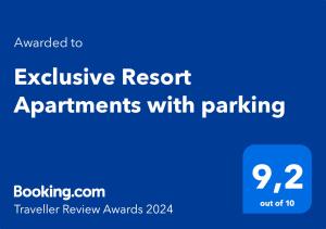 Exclusive Resort Apartments with parking في سانت تروبيز: لافته زرقاء مكتوب عليها شقق خاصه بالمنتجع مع مواقف للسيارات