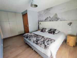 a bedroom with a large bed with two pillows at Luxueux appartement T4 skis aux pieds à Tignes le Lac in Tignes