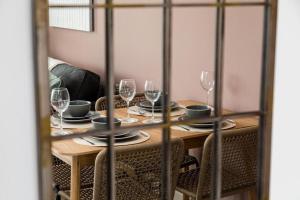 uma mesa com pratos e copos de vinho em BOURNECOAST: STYLISH FLAT WITH SEA GLIMPSES - FM8405 em Southbourne