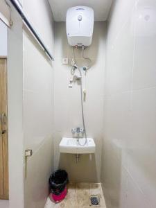 a small bathroom with a toilet and a sink at Beranda Istirahat Grogol in Jakarta