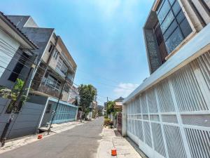 an empty street in an alley between two buildings at Beranda Istirahat Grogol in Jakarta