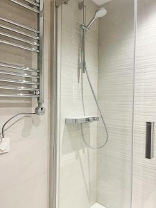 una doccia con porta in vetro in bagno di Apartamento Mirador Encamp a Encamp