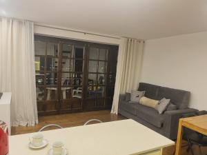- un salon avec un canapé et une table dans l'établissement Apartamento Mirador Encamp, à Encamp