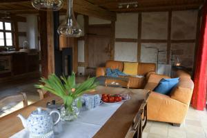 ein Wohnzimmer mit einem Tisch und einem Sofa in der Unterkunft Ickelhaus 2 in Bad Windsheim