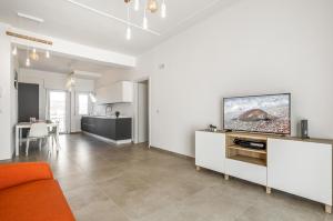 ein Wohnzimmer mit einem Flachbild-TV auf einem Schrank in der Unterkunft Catania Roomy & Modern Apartment - Balconies in Catania