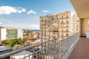einen Balkon mit Stadtblick in der Unterkunft Catania Roomy & Modern Apartment - Balconies in Catania