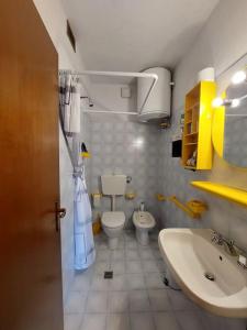 une petite salle de bain avec toilettes et lavabo dans l'établissement Appartamento Abetone vicino alle piste da sci!, à Abetone