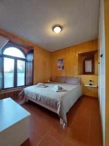 a bedroom with a large bed in a room at Appartamento Abetone vicino alle piste da sci! in Abetone