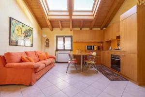 un salon avec un canapé et une table dans l'établissement Apartment By the Ferry - Menaggio, à Menaggio
