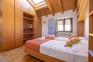 - une chambre avec 2 lits et une fenêtre dans l'établissement Apartment By the Ferry - Menaggio, à Menaggio