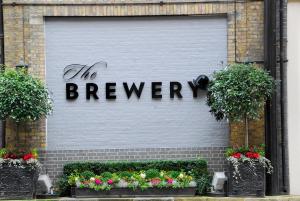 drzwi garażowe z napisem "browar" w obiekcie The Montcalm At Brewery London City w Londynie