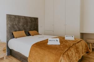 een slaapkamer met een bed met twee weegschalen erop bij Bruval Premium Apartments - Gaia in Vila Nova de Gaia