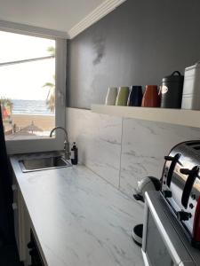 Kuchyňa alebo kuchynka v ubytovaní Apartamento Torre Yago primera linea playa Benidorm con Wi-Fi & AC