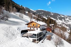 an aerial view of a house in the snow at App 20 Personen Innerspielleiten in Hippach