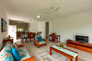 sala de estar con sofá y mesa en Casa Tara Villas, en Grand'Anse Praslin
