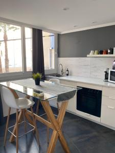 Kuchyňa alebo kuchynka v ubytovaní Apartamento Torre Yago primera linea playa Benidorm con Wi-Fi & AC