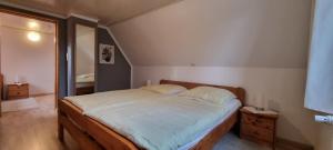 - une chambre avec un lit et un grand miroir dans l'établissement Kietzke, à Eckernförde