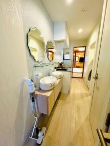 uma casa de banho com dois lavatórios e um espelho na parede em YUYUSO Hostel em Tóquio