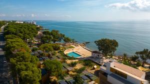 uma vista aérea de um resort e do oceano em Alfacs Village em Les Cases d'Alcanar