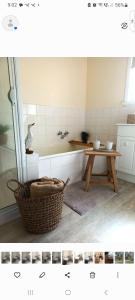 La salle de bains est pourvue d'une table et d'une baignoire. dans l'établissement Hunter Cottage Euroa, à Euroa