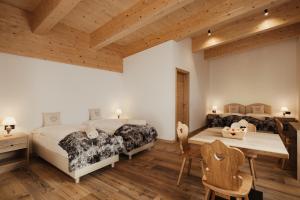 Postel nebo postele na pokoji v ubytování Hotel Monte Cherz + 37 fotografií