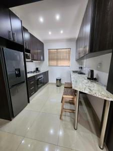 eine Küche mit einer Theke und einer Insel darin in der Unterkunft Villa Marche in Van Riebeekhoogte + 9 Fotos