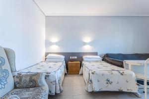 En eller flere senger på et rom på Pyr studio apt partial seaview + 15 bilder