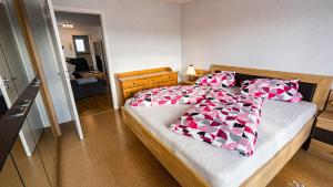 ein Schlafzimmer mit einem Bett und zwei Kissen darauf in der Unterkunft Ferienwohnung Hochtal in Bernau im Schwarzwald