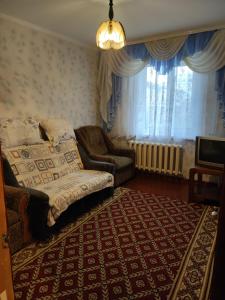 ein Wohnzimmer mit einem Sofa und einem Fenster in der Unterkunft Hostel in Orhei