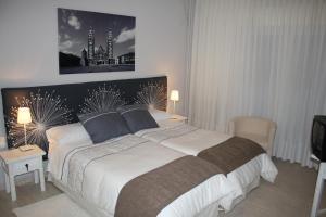 A bed or beds in a room at Hotel Cuatro Calzadas