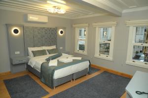 ein Schlafzimmer mit einem Bett und zwei Fenstern in der Unterkunft CK SULTANAHMET HOTEL in Istanbul