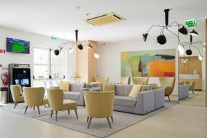 a living room with a couch and chairs at Vitor s Plaza Mariosilvat in Portimão