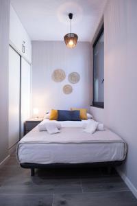 1 dormitorio con 1 cama grande en una habitación en Patacona by Concept Flats, en Valencia