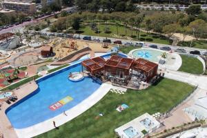 - une vue aérienne sur un parc aquatique avec une piscine dans l'établissement Sunset Drive, Cerca de la playa Poniente, à Benidorm