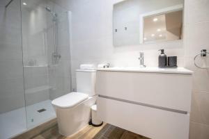 uma casa de banho com um WC, um lavatório e um chuveiro em Cid Flats by Concept em Valência