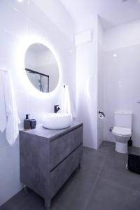 y baño con lavabo, espejo y aseo. en Patacona by Concept Flats, en Valencia