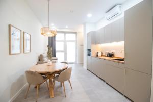 a kitchen and dining room with a table and chairs at Favara Flats by Concept in Valencia