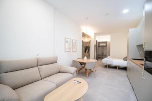 - un salon avec un canapé et une table dans l'établissement Favara Flats by Clink, à Valence