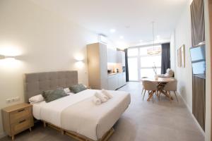 1 dormitorio con 1 cama grande y 1 mesa en Favara Flats by Concept, en Valencia