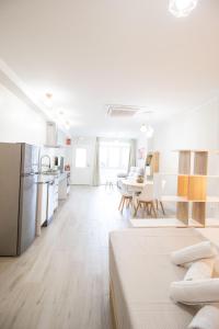 a white room with two beds and a kitchen at Nautical Flats by Concept in Valencia