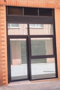 una ventana en un edificio de ladrillo con adornos negros en MARITIM 1 by Concept, en Valencia