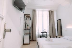 Habitación de hotel con 2 camas y espejo en Clink Rooms & Flats en Valencia