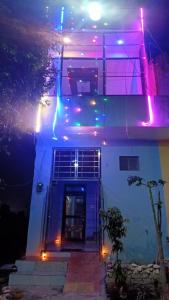 ブリンダーバンにあるPRIYAMVADA FAMILY HOMESTAYのカラフルな照明が飾られた建物