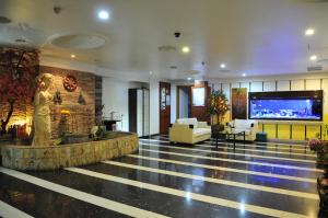 eine Lobby mit einer Statue in der Mitte eines Gebäudes in der Unterkunft Hotel China Town 2 in Kuala Lumpur