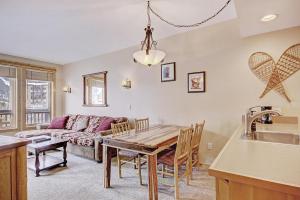 uma cozinha e sala de estar com uma mesa e um sofá em TX202 Taylors Crossing condo em Copper Mountain