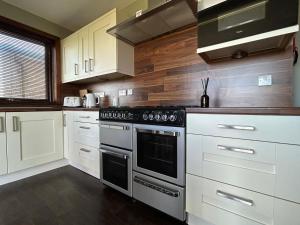 Kitchen o kitchenette sa Dog friendly 6- Bedroom House in Isle of Lewis - great for families and large groups