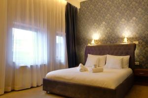una camera da letto con un letto e due asciugamani di Black Gold Center a Chorzów
