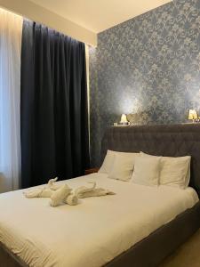 una camera da letto con un letto e due asciugamani di Black Gold Center a Chorzów