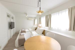 大阪市にあるHaginochaya apartmentのリビングルーム(テーブル、ソファ付)